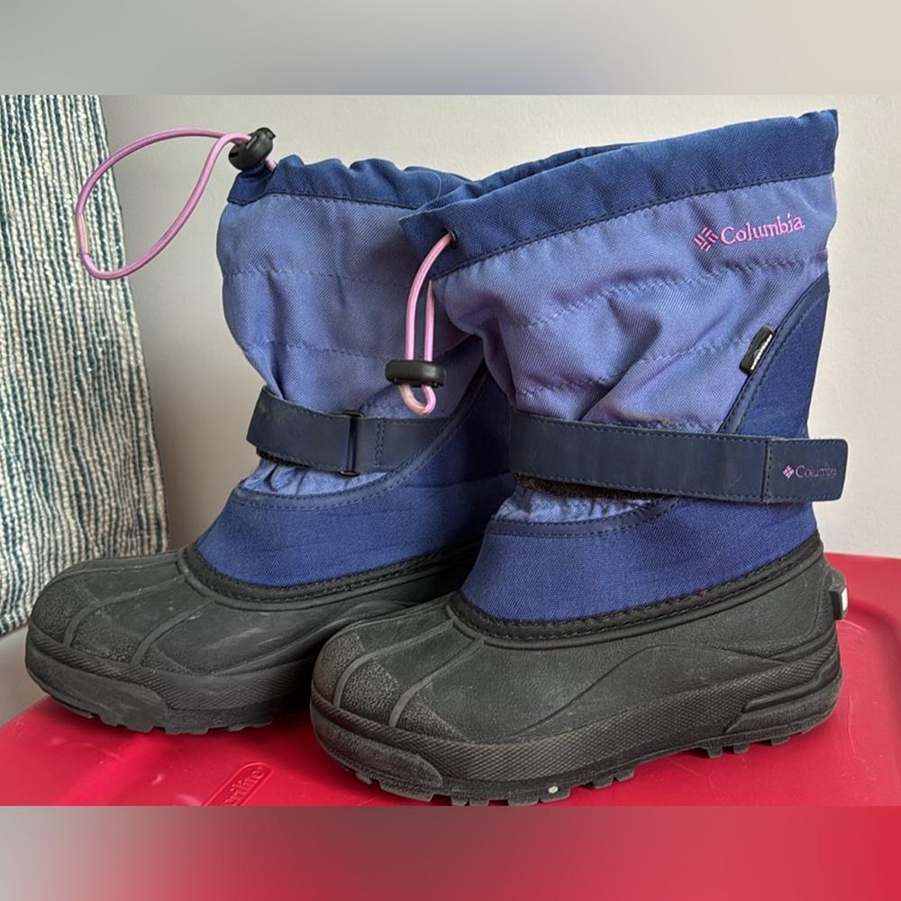 Girls size 2 Columbia winter boots.